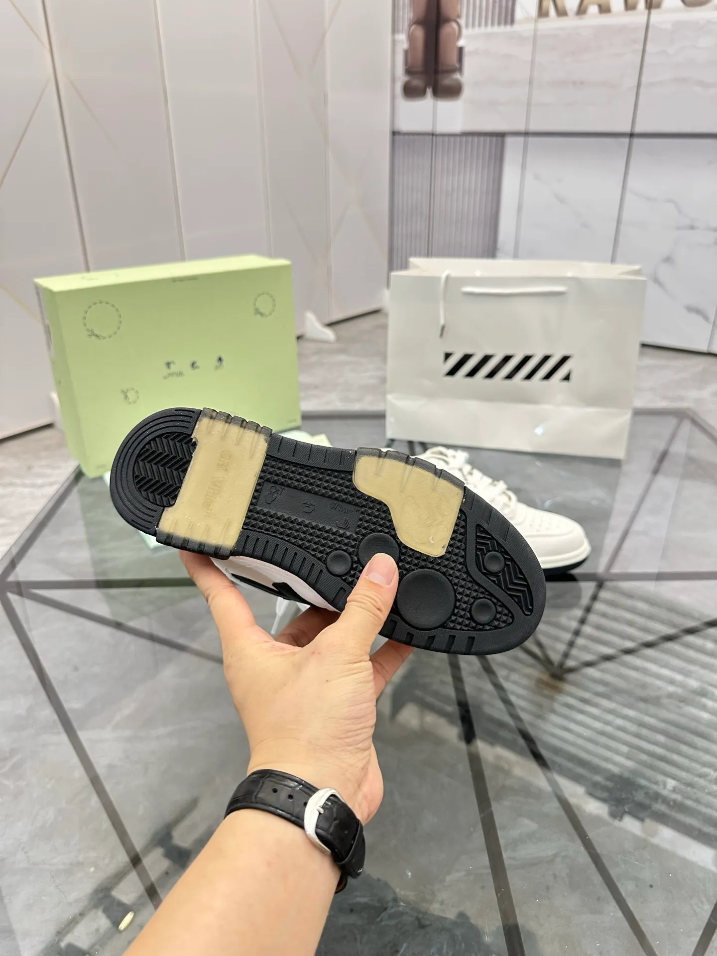 Selling men's shoes 💰: 💰P560¥ High-end top quality (leather buckle plus 10) Product trademark: OFF WHITE * "OFF WHITE*" low-top casual shoes Regular size: 35-45 (can be customized to 46) Couple style Product material: imported first-layer cowhide leather upper, breathable lining, original outsole. No.: H203